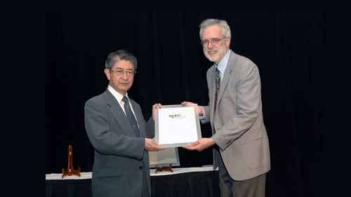 Professor Hiroshi Makino receives an honorary plaque